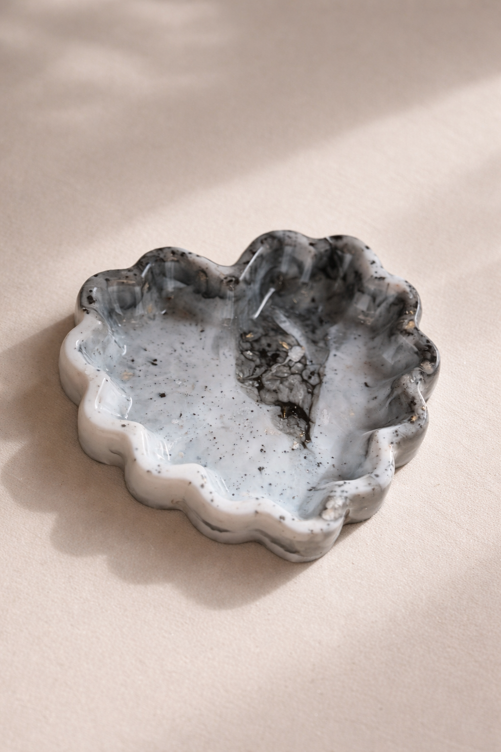 Waved heart tray