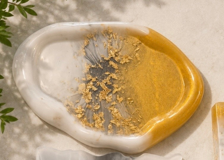 Irregular wavy tray